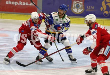 EBEL. Eishockey Bundesliga. KAC gegen	VSV. Thomas Vallant, Andrej Tavzelj, (KAC), John Hughes   (VSV). Klagenfurt, am 26.12.2021.
Foto: Kuess
www.qspictures.net

---
pressefotos, pressefotografie, kuess, qs, qspictures, sport, bild, bilder, bilddatenbank