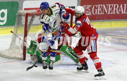 EBEL. Eishockey Bundesliga. KAC gegen	VSV. Andrej Tavzelj, (KAC),  Scott Kosmachuk  (VSV). Klagenfurt, am 26.12.2021.
Foto: Kuess
www.qspictures.net

---
pressefotos, pressefotografie, kuess, qs, qspictures, sport, bild, bilder, bilddatenbank