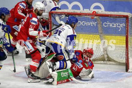 EBEL. Eishockey Bundesliga. KAC gegen	VSV. Martin Schumnig, Sebastian Dahm, (KAC),  Yannic Pilloni  (VSV). Klagenfurt, am 26.12.2021.
Foto: Kuess
www.qspictures.net

---
pressefotos, pressefotografie, kuess, qs, qspictures, sport, bild, bilder, bilddatenbank