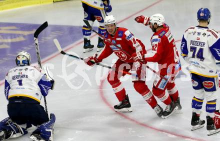 EBEL. Eishockey Bundesliga. KAC gegen	VSV. Torjubel Nicholas Eric Petersen, Rok Ticar (KAC). Klagenfurt, am 26.12.2021.
Foto: Kuess
www.qspictures.net

---
pressefotos, pressefotografie, kuess, qs, qspictures, sport, bild, bilder, bilddatenbank