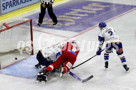 EBEL. Eishockey Bundesliga. KAC gegen	VSV. Nicholas Eric Petersen,  (KAC), Andreas Bernard, Sebastian Zauner  (VSV). Klagenfurt, am 26.12.2021.
Foto: Kuess
www.qspictures.net

---
pressefotos, pressefotografie, kuess, qs, qspictures, sport, bild, bilder, bilddatenbank