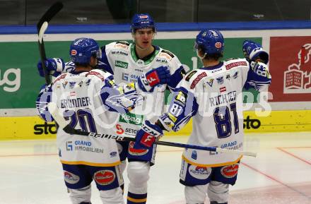 EBEL. Eishockey Bundesliga. VSV gegen HK SZ Olimpija. Torjubel Felix Maxa, Marco Richter, Nico Brunner  (VSV). Villach, am 28.12.2021.
Foto: Kuess
www.qspictures.net
---
pressefotos, pressefotografie, kuess, qs, qspictures, sport, bild, bilder, bilddatenbank