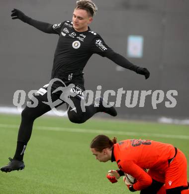 Fussball Testspiel. SK Austria Klagenfurt gegen SV Spittal. Lukas Fridrikas (Klagenfurt), Aric Leon Haimburger  (Spittal). Moosburg, am 15.1.2022.
Foto: Kuess
www.qspictures.net
---
pressefotos, pressefotografie, kuess, qs, qspictures, sport, bild, bilder, bilddatenbank