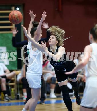 Basketball Damen Superliga 2021/2022. Grunddurchgang 9. Runde.  KOS Celovec Damen gegen  Basket Flames. Sasa Tomazic  (KOS),  Clara Kronfuss (Basket Flames). Klagenfurt, am 22.1.2022.
Foto: Kuess
www.qspictures.net
---
pressefotos, pressefotografie, kuess, qs, qspictures, sport, bild, bilder, bilddatenbank