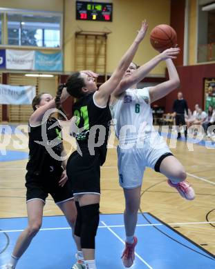 Basketball Damen Superliga 2021/2022. Grunddurchgang 9. Runde.  KOS Celovec Damen gegen  Basket Flames.  Alina Seher (KOS),  Lena Mersch, Franca Roedhammer  (Basket Flames). Klagenfurt, am 22.1.2022.
Foto: Kuess
www.qspictures.net
---
pressefotos, pressefotografie, kuess, qs, qspictures, sport, bild, bilder, bilddatenbank