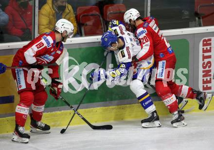 EBEL. Eishockey Bundesliga. KAC gegen	VSV. Stefan Geier, Martin Schumnig,  (KAC),  Felix Maxa (VSV). Klagenfurt, am 25.1.2022.
Foto: Kuess
www.qspictures.net

---
pressefotos, pressefotografie, kuess, qs, qspictures, sport, bild, bilder, bilddatenbank