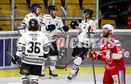 EBEL. Eishockey Bundesliga. KAC gegen	Dornbirn Bulldogs.Torjubel Kevin Hancock, Matthew Spencer, Nikita Jevpalovs, Colton Bruce Beck (Dornbirn Bulldogs). Klagenfurt, am 28.1.2022.
Foto: Kuess
www.qspictures.net

---
pressefotos, pressefotografie, kuess, qs, qspictures, sport, bild, bilder, bilddatenbank