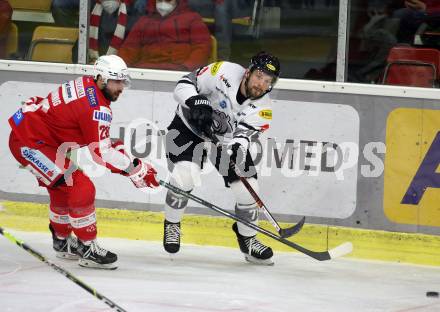 EBEL. Eishockey Bundesliga. KAC gegen	Dornbirn Bulldogs. Martin Schumnig (KAC), Kevin Macierzynski (Dornbirn Bulldogs). Klagenfurt, am 28.1.2022.
Foto: Kuess
www.qspictures.net

---
pressefotos, pressefotografie, kuess, qs, qspictures, sport, bild, bilder, bilddatenbank