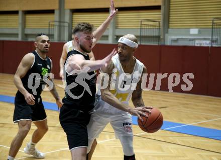 Basketball Zweite Liga 2021/2022. Grunddurchgang 14. Runde.  Woerthersee Piraten gegen Basket Flames. Shawn Ray  (Piraten), Gabriel Stepan  (Basket Flames). Klagenfurt, am 29.1.2022. 
Foto: Kuess
www.qspictures.net

---
pressefotos, pressefotografie, kuess, qs, qspictures, sport, bild, bilder, bilddatenbank