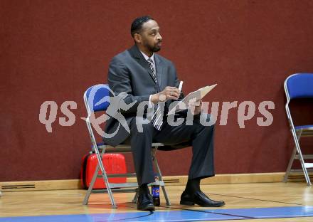 Basketball Zweite Liga 2021/2022. Grunddurchgang 14. Runde.  Woerthersee Piraten gegen Basket Flames.  Trainer Aaron Mitchell (Piraten). Klagenfurt, am 29.1.2022. 
Foto: Kuess
www.qspictures.net

---
pressefotos, pressefotografie, kuess, qs, qspictures, sport, bild, bilder, bilddatenbank