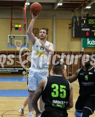 Basketball Zweite Liga 2021/2022. Grunddurchgang 14. Runde.  Woerthersee Piraten gegen Basket Flames.  Maximilian Kunovjanek (Piraten),  Maximilian Misangumukini, Fabio Soehnel  (Basket Flames). Klagenfurt, am 29.1.2022. 
Foto: Kuess
www.qspictures.net

---
pressefotos, pressefotografie, kuess, qs, qspictures, sport, bild, bilder, bilddatenbank