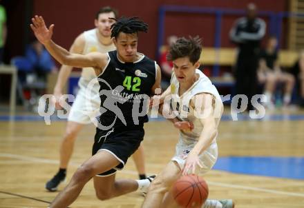 Basketball Zweite Liga 2021/2022. Grunddurchgang 14. Runde.  Woerthersee Piraten gegen Basket Flames. Felix Leindecker  (Piraten),  Yann Grandperret (Basket Flames). Klagenfurt, am 29.1.2022. 
Foto: Kuess
www.qspictures.net

---
pressefotos, pressefotografie, kuess, qs, qspictures, sport, bild, bilder, bilddatenbank