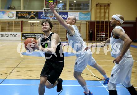 Basketball Zweite Liga 2021/2022. Grunddurchgang 14. Runde.  Woerthersee Piraten gegen Basket Flames. Sead Mulalic, Shawn Ray  (Piraten), Lorenz Gerstendoerfer (Basket Flames). Klagenfurt, am 29.1.2022. 
Foto: Kuess
www.qspictures.net

---
pressefotos, pressefotografie, kuess, qs, qspictures, sport, bild, bilder, bilddatenbank