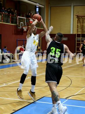 Basketball Zweite Liga 2021/2022. Grunddurchgang 14. Runde.  Woerthersee Piraten gegen Basket Flames. Shawn Ray  (Piraten), Fabio Soehnel  (Basket Flames). Klagenfurt, am 29.1.2022. 
Foto: Kuess
www.qspictures.net

---
pressefotos, pressefotografie, kuess, qs, qspictures, sport, bild, bilder, bilddatenbank