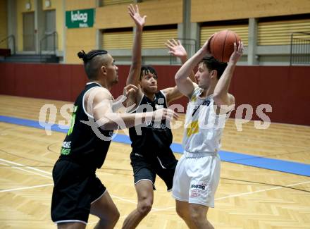 Basketball Zweite Liga 2021/2022. Grunddurchgang 14. Runde.  Woerthersee Piraten gegen Basket Flames.  Jure Bavdek (Piraten), Fabio Soehnel , Yann Grandperret (Basket Flames). Klagenfurt, am 29.1.2022. 
Foto: Kuess
www.qspictures.net

---
pressefotos, pressefotografie, kuess, qs, qspictures, sport, bild, bilder, bilddatenbank