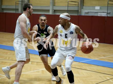 Basketball Zweite Liga 2021/2022. Grunddurchgang 14. Runde.  Woerthersee Piraten gegen Basket Flames. Maximilian Kunovjanek,  Shawn Ray  (Piraten), Fabio Soehnel (Basket Flames). Klagenfurt, am 29.1.2022. 
Foto: Kuess
www.qspictures.net

---
pressefotos, pressefotografie, kuess, qs, qspictures, sport, bild, bilder, bilddatenbank