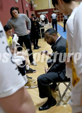 Basketball Zweite Liga 2021/2022. Grunddurchgang 14. Runde.  Woerthersee Piraten gegen Basket Flames.  Trainer Aaron Mitchell (Piraten). Klagenfurt, am 29.1.2022. 
Foto: Kuess
www.qspictures.net

---
pressefotos, pressefotografie, kuess, qs, qspictures, sport, bild, bilder, bilddatenbank