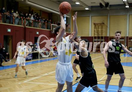 Basketball Zweite Liga 2021/2022. Grunddurchgang 14. Runde.  Woerthersee Piraten gegen Basket Flames. Jure Bavdek  (Piraten), Yann Grandperret (Basket Flames). Klagenfurt, am 29.1.2022. 
Foto: Kuess
www.qspictures.net

---
pressefotos, pressefotografie, kuess, qs, qspictures, sport, bild, bilder, bilddatenbank