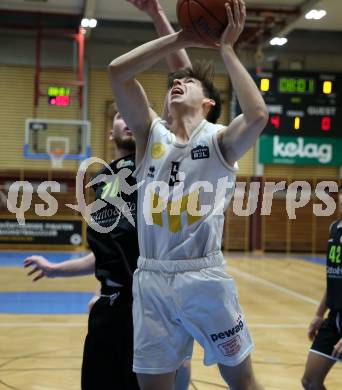 Basketball Zweite Liga 2021/2022. Grunddurchgang 14. Runde.  Woerthersee Piraten gegen Basket Flames. Felix Leindecker  (Piraten),  Gabriel Stepan  (Basket Flames). Klagenfurt, am 29.1.2022. 
Foto: Kuess
www.qspictures.net

---
pressefotos, pressefotografie, kuess, qs, qspictures, sport, bild, bilder, bilddatenbank