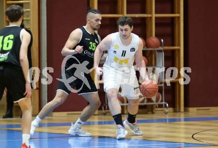 Basketball Zweite Liga 2021/2022. Grunddurchgang 14. Runde.  Woerthersee Piraten gegen Basket Flames. Andreas Nuck  (Piraten), Fabio Soehnel  (Basket Flames). Klagenfurt, am 29.1.2022. 
Foto: Kuess
www.qspictures.net

---
pressefotos, pressefotografie, kuess, qs, qspictures, sport, bild, bilder, bilddatenbank