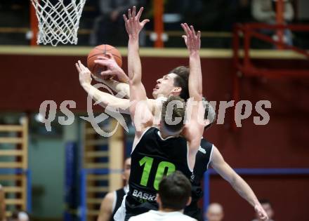 Basketball Zweite Liga 2021/2022. Grunddurchgang 14. Runde.  Woerthersee Piraten gegen Basket Flames. Felix Leindecker  (Piraten),  Gabriel Stepan (Basket Flames). Klagenfurt, am 29.1.2022. 
Foto: Kuess
www.qspictures.net

---
pressefotos, pressefotografie, kuess, qs, qspictures, sport, bild, bilder, bilddatenbank