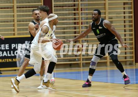 Basketball Zweite Liga 2021/2022. Grunddurchgang 14. Runde.  Woerthersee Piraten gegen Basket Flames.  Shawn Ray (Piraten), Maximilian Misangumukini (Basket Flames). Klagenfurt, am 29.1.2022. 
Foto: Kuess
www.qspictures.net

---
pressefotos, pressefotografie, kuess, qs, qspictures, sport, bild, bilder, bilddatenbank