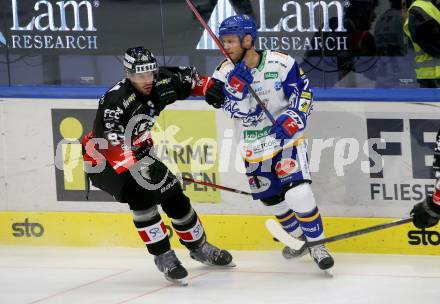 EBEL. Eishockey Bundesliga. VSV gegen Tesla Orli Znojmo. John Hughes,  (VSV), Josef Hrabal   (Znojmo). Villach, am 2.2.2022.
Foto: Kuess
www.qspictures.net
---
pressefotos, pressefotografie, kuess, qs, qspictures, sport, bild, bilder, bilddatenbank