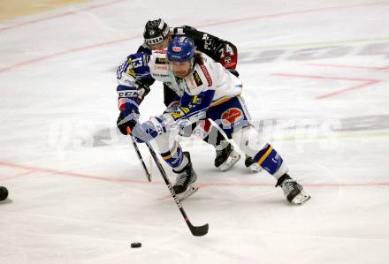 EBEL. Eishockey Bundesliga. VSV gegen Tesla Orli Znojmo.  Chris Collins,  (VSV),  Ulf Alexander Younan (Znojmo). Villach, am 2.2.2022.
Foto: Kuess
www.qspictures.net
---
pressefotos, pressefotografie, kuess, qs, qspictures, sport, bild, bilder, bilddatenbank