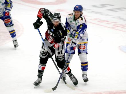 EBEL. Eishockey Bundesliga. VSV gegen Tesla Orli Znojmo. Philipp Lindner,  (VSV), Joshua Brittain  (Znojmo). Villach, am 2.2.2022.
Foto: Kuess
www.qspictures.net
---
pressefotos, pressefotografie, kuess, qs, qspictures, sport, bild, bilder, bilddatenbank