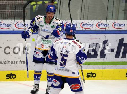 EBEL. Eishockey Bundesliga. VSV gegen Tesla Orli Znojmo.  Torjubel Scott Kosmachuk, Travis Oleksuk (VSV). Villach, am 2.2.2022.
Foto: Kuess
www.qspictures.net
---
pressefotos, pressefotografie, kuess, qs, qspictures, sport, bild, bilder, bilddatenbank