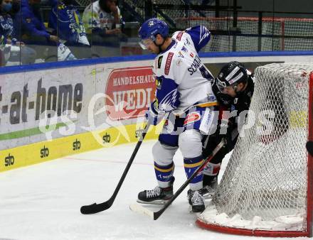 EBEL. Eishockey Bundesliga. VSV gegen Tesla Orli Znojmo. Rick Schofield,   (VSV), David Stransky  (Znojmo). Villach, am 2.2.2022.
Foto: Kuess
www.qspictures.net
---
pressefotos, pressefotografie, kuess, qs, qspictures, sport, bild, bilder, bilddatenbank