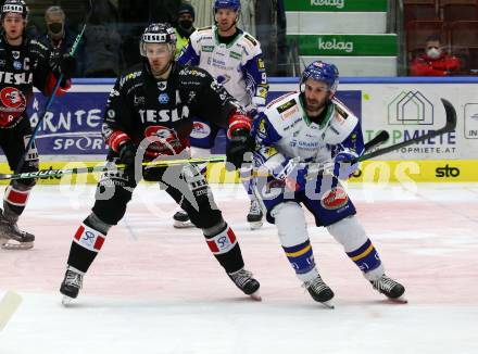 EBEL. Eishockey Bundesliga. VSV gegen Tesla Orli Znojmo.  Travis Oleksuk, (VSV),  Adam Sedlak  (Znojmo). Villach, am 2.2.2022.
Foto: Kuess
www.qspictures.net
---
pressefotos, pressefotografie, kuess, qs, qspictures, sport, bild, bilder, bilddatenbank