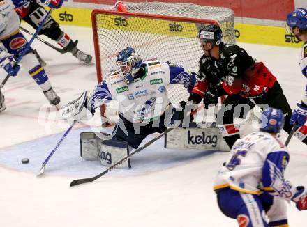 EBEL. Eishockey Bundesliga. VSV gegen Tesla Orli Znojmo.  Alexander Schmidt, (VSV),  Anthony Luciani  (Znojmo). Villach, am 2.2.2022.
Foto: Kuess
www.qspictures.net
---
pressefotos, pressefotografie, kuess, qs, qspictures, sport, bild, bilder, bilddatenbank