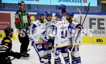 EBEL. Eishockey Bundesliga. VSV gegen Dornbirn Bulldogs.  Torjubel Alexander Rauchenwald, Benjamin Lanzinger, Maximilian Rebernig, Nico Brunner, Jamie Fraser (VSV). Villach, am 5.2.2022.
Foto: Kuess
www.qspictures.net
---
pressefotos, pressefotografie, kuess, qs, qspictures, sport, bild, bilder, bilddatenbank