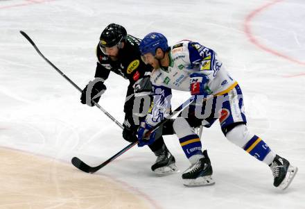 EBEL. Eishockey Bundesliga. VSV gegen Dornbirn Bulldogs. John HUghes,   (VSV),  Davis Vandane (Dornbirn). Villach, am 5.2.2022.
Foto: Kuess
www.qspictures.net
---
pressefotos, pressefotografie, kuess, qs, qspictures, sport, bild, bilder, bilddatenbank