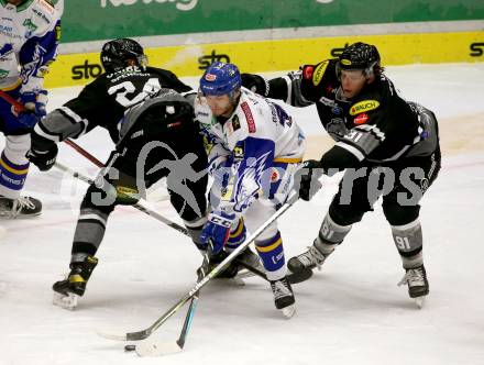 EBEL. Eishockey Bundesliga. VSV gegen Dornbirn Bulldogs. Alexander Rauchenwald,   (VSV),  Matthew Spencer, Nikita Jevpalovs (Dornbirn). Villach, am 5.2.2022.
Foto: Kuess
www.qspictures.net
---
pressefotos, pressefotografie, kuess, qs, qspictures, sport, bild, bilder, bilddatenbank