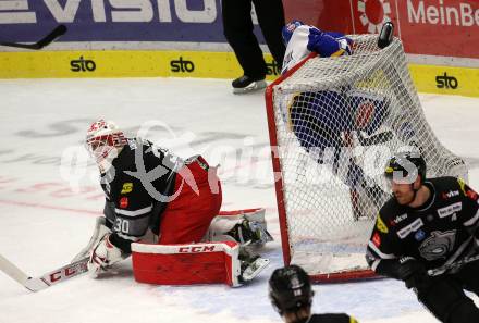 EBEL. Eishockey Bundesliga. VSV gegen Dornbirn Bulldogs.  Scott KOsmachuk, (VSV), Linus Lundin   (Dornbirn). Villach, am 5.2.2022.
Foto: Kuess
www.qspictures.net
---
pressefotos, pressefotografie, kuess, qs, qspictures, sport, bild, bilder, bilddatenbank