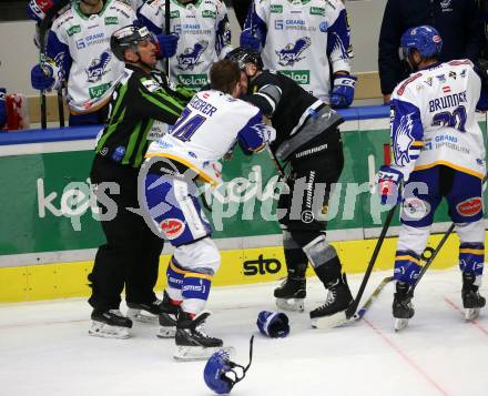 EBEL. Eishockey Bundesliga. VSV gegen Dornbirn Bulldogs.  Kevin Moderer,  (VSV),  Kevin Macierzynski (Dornbirn). Villach, am 5.2.2022.
Foto: Kuess
www.qspictures.net
---
pressefotos, pressefotografie, kuess, qs, qspictures, sport, bild, bilder, bilddatenbank