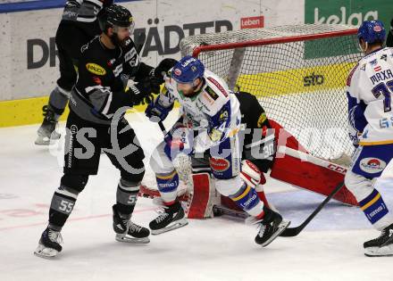 EBEL. Eishockey Bundesliga. VSV gegen Dornbirn Bulldogs. Kevin Moderer,   (VSV),  Davis Vandane (Dornbirn). Villach, am 5.2.2022.
Foto: Kuess
www.qspictures.net
---
pressefotos, pressefotografie, kuess, qs, qspictures, sport, bild, bilder, bilddatenbank