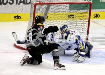 EBEL. Eishockey Bundesliga. VSV gegen Dornbirn Bulldogs.  Alexander Schmidt,  (VSV),  Kevin Hancock (Dornbirn). Villach, am 5.2.2022.
Foto: Kuess
www.qspictures.net
---
pressefotos, pressefotografie, kuess, qs, qspictures, sport, bild, bilder, bilddatenbank