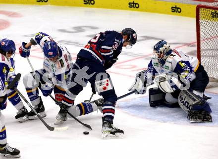 EBEL. Eishockey Bundesliga. VSV gegen Hydro Fehervar AV 19.  Jamie Fraser, Alexander Schmidt, (VSV), Csanad Erdely   (Fehervar). Villach, am 6.2.2022.
Foto: Kuess
www.qspictures.net
---
pressefotos, pressefotografie, kuess, qs, qspictures, sport, bild, bilder, bilddatenbank