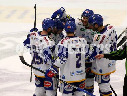 EBEL. Eishockey Bundesliga. VSV gegen Hydro Fehervar AV 19. Torjubel Scott Kosmachuk, Travis Oleksuk, Kevin Moderer, Sebastian Zauner, Derek Joslin  (VSV). Villach, am 6.2.2022.
Foto: Kuess
www.qspictures.net
---
pressefotos, pressefotografie, kuess, qs, qspictures, sport, bild, bilder, bilddatenbank