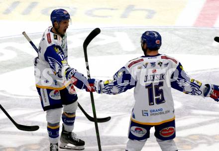 EBEL. Eishockey Bundesliga. VSV gegen Hydro Fehervar AV 19.  Torjubel Scott Kosmachuk, Travis Oleksuk (VSV). Villach, am 6.2.2022.
Foto: Kuess
www.qspictures.net
---
pressefotos, pressefotografie, kuess, qs, qspictures, sport, bild, bilder, bilddatenbank