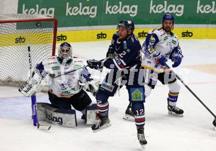 EBEL. Eishockey Bundesliga. VSV gegen Hydro Fehervar AV 19.  Alexander Schmidt, Nico Brunner,  (VSV),  Braeden Shaw (Fehervar). Villach, am 6.2.2022.
Foto: Kuess
www.qspictures.net
---
pressefotos, pressefotografie, kuess, qs, qspictures, sport, bild, bilder, bilddatenbank