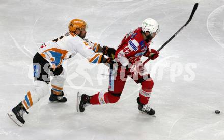 EBEL. Eishockey Bundesliga. KAC gegen	Steinbach Black Wings Linz. Rok Ticar,  (KAC), Rafael Rotter  (Linz). Klagenfurt, am 8.2.2022.
Foto: Kuess
www.qspictures.net

---
pressefotos, pressefotografie, kuess, qs, qspictures, sport, bild, bilder, bilddatenbank