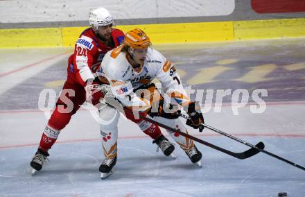 EBEL. Eishockey Bundesliga. KAC gegen	Steinbach Black Wings Linz. Steven Strong, (KAC),  Brian Lebler  (Linz). Klagenfurt, am 8.2.2022.
Foto: Kuess
www.qspictures.net

---
pressefotos, pressefotografie, kuess, qs, qspictures, sport, bild, bilder, bilddatenbank