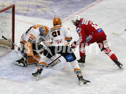 EBEL. Eishockey Bundesliga. KAC gegen	Steinbach Black Wings Linz. Rok Ticar, (KAC), Thomas Hoeneckl, Ramon Schnetzer   (Linz). Klagenfurt, am 8.2.2022.
Foto: Kuess
www.qspictures.net

---
pressefotos, pressefotografie, kuess, qs, qspictures, sport, bild, bilder, bilddatenbank