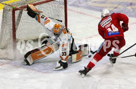 EBEL. Eishockey Bundesliga. KAC gegen	Steinbach Black Wings Linz. Steven Strong,  (KAC),  Thomas Hoeneckl (Linz). Klagenfurt, am 8.2.2022.
Foto: Kuess
www.qspictures.net

---
pressefotos, pressefotografie, kuess, qs, qspictures, sport, bild, bilder, bilddatenbank