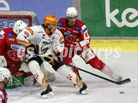 EBEL. Eishockey Bundesliga. KAC gegen	Steinbach Black Wings Linz. Lukas Haudum,  (KAC), Brian Lebler  (Linz). Klagenfurt, am 8.2.2022.
Foto: Kuess
www.qspictures.net

---
pressefotos, pressefotografie, kuess, qs, qspictures, sport, bild, bilder, bilddatenbank