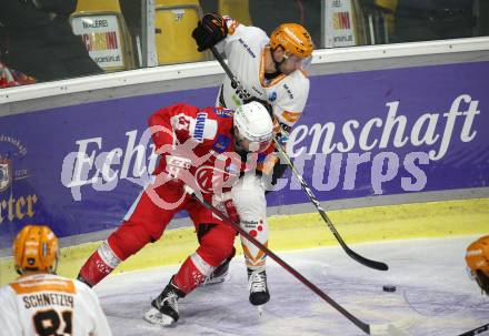 EBEL. Eishockey Bundesliga. KAC gegen	Steinbach Black Wings Linz. Manuel Ganahl,  (KAC),  Blaz Gregorc (Linz). Klagenfurt, am 8.2.2022.
Foto: Kuess
www.qspictures.net

---
pressefotos, pressefotografie, kuess, qs, qspictures, sport, bild, bilder, bilddatenbank